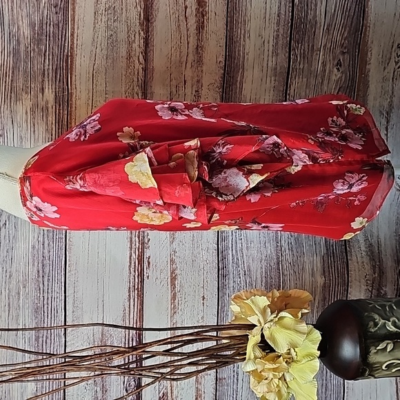 VINCE CAMUTO RED FLORAL LINED TIERED FLUTTER SLEEVE PULLOVER BLOUSE - Picture 3 of 13